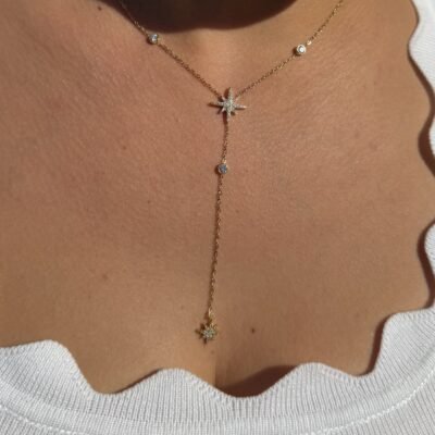 Collier cravate doré étoile polaire et strass porté en Y