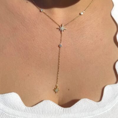 Collier cravate doré étoile polaire et strass porté en Y