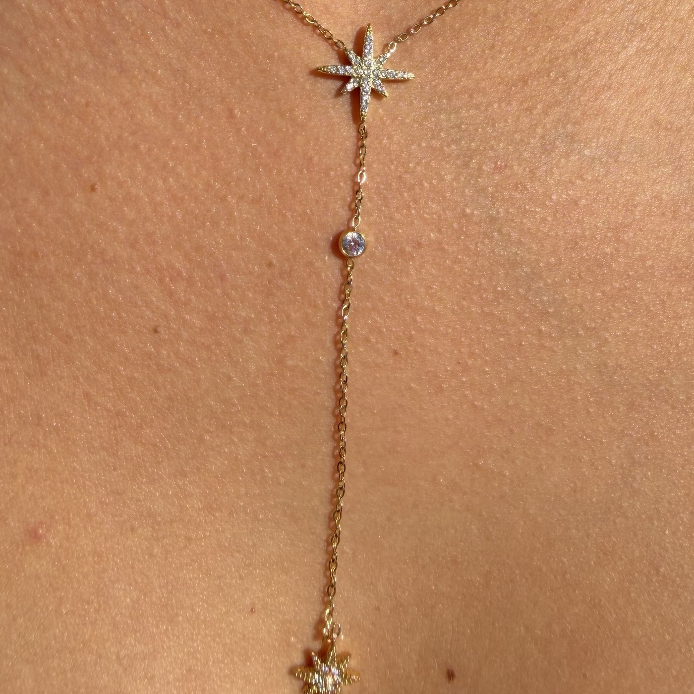 Collier Cravate Doré Étoile Polaire Strass 2 Gros plan sur l'étoile polaire pavée de strass du collier doré