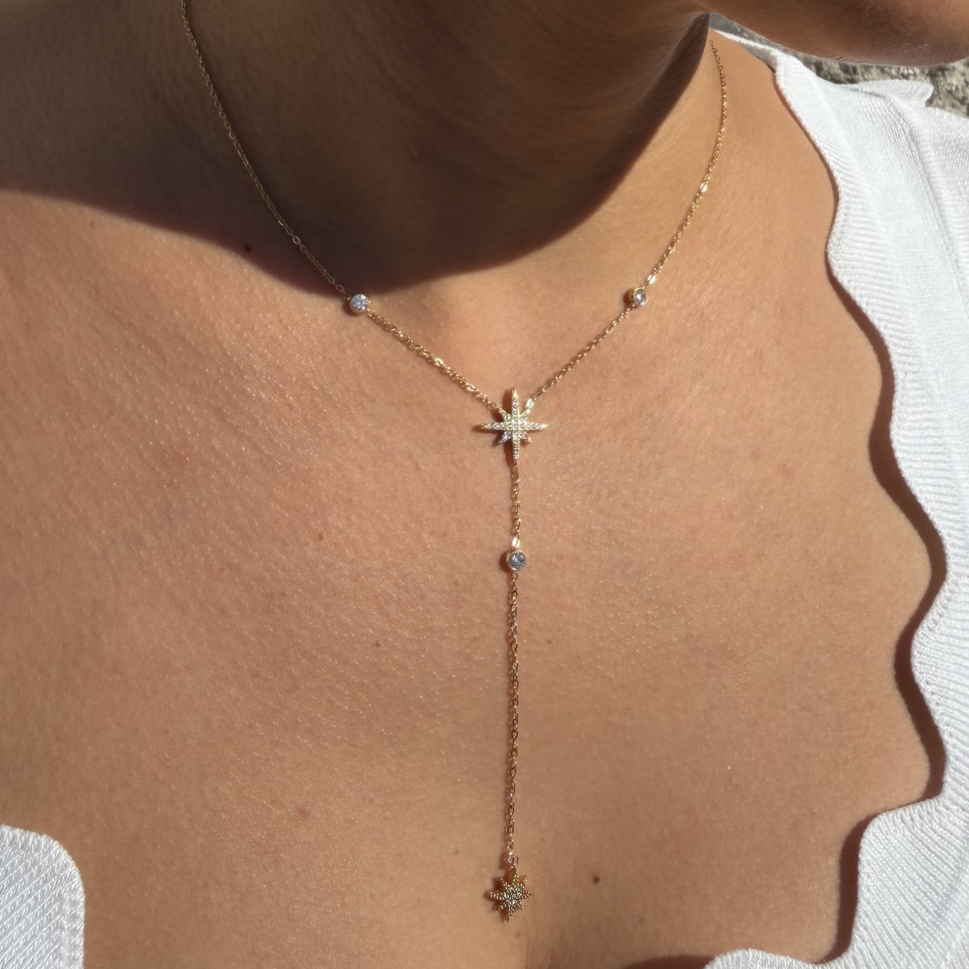Collier Cravate Doré Étoile Polaire Strass 3 Collier étoile polaire doré en Y porté, vu de profil