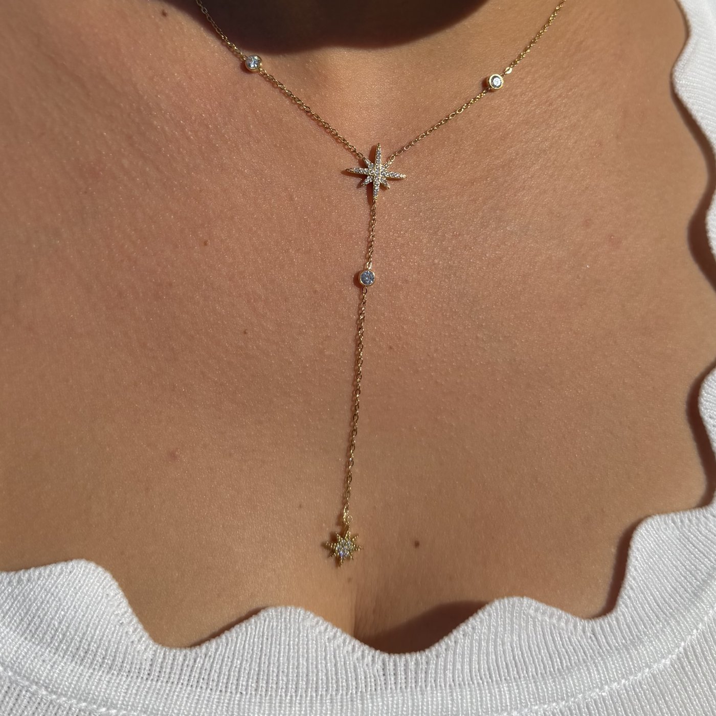 Collier Cravate Doré Étoile Polaire Strass 1 Collier cravate doré étoile polaire et strass porté en Y