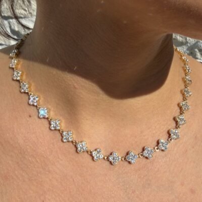 Collier rivière de trèfles dorés sertis de strass porté