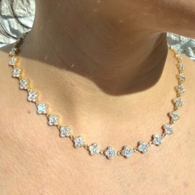 Collier rivière de trèfles dorés sertis de strass porté