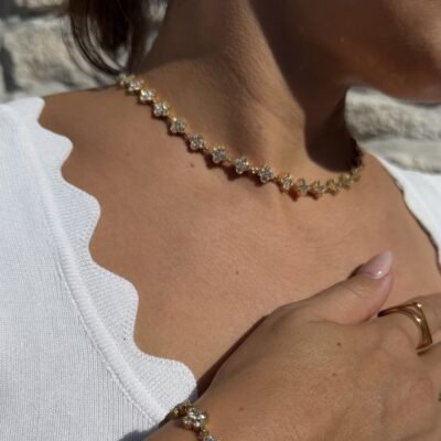 Collier trèfles strass doré porté avec le bracelet assorti