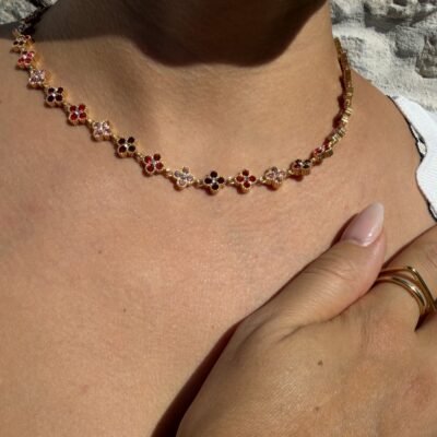 Collier trèfle rouge et rose doré porté avec le bracelet assorti