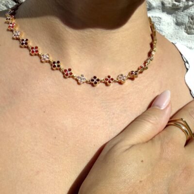 Collier trèfle rouge et rose doré porté avec le bracelet assorti