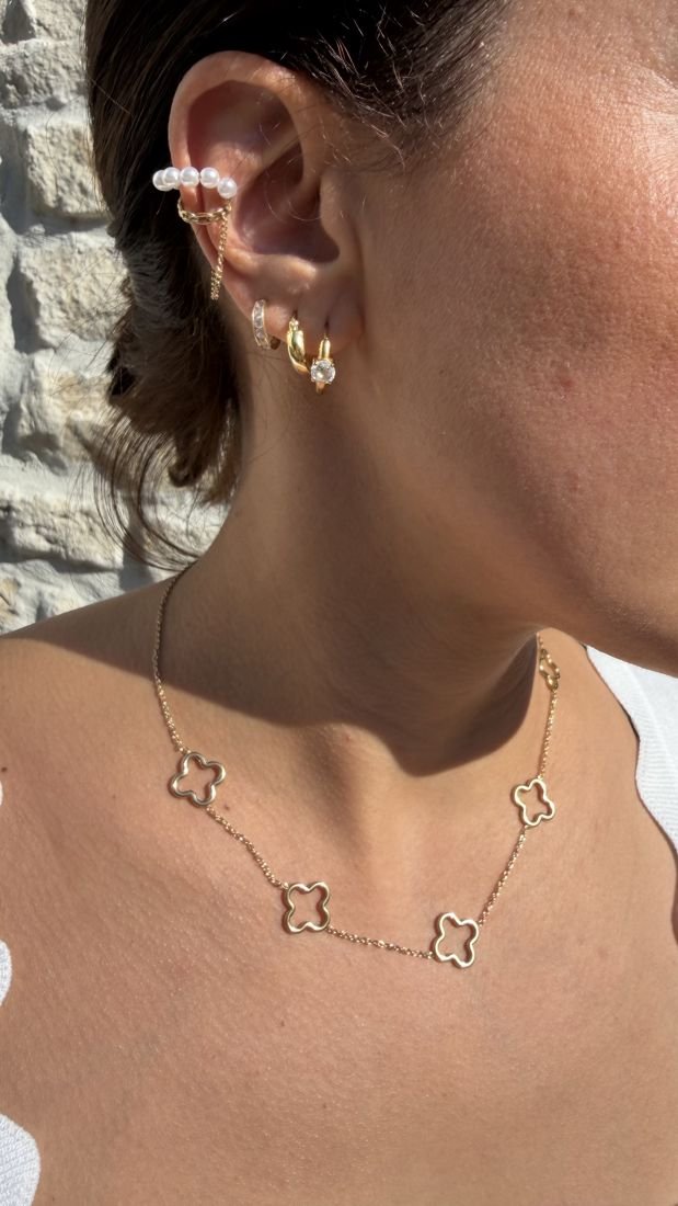 Collier Multi-Trèfles Ajourés Doré 1 Collier trèfle doré porté avec créoles dorées
