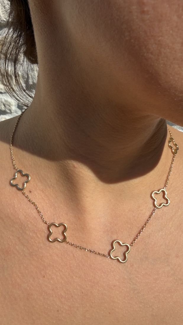 Collier Multi-Trèfles Ajourés Doré 2 Collier trèfle doré ajouré porté en gros plan