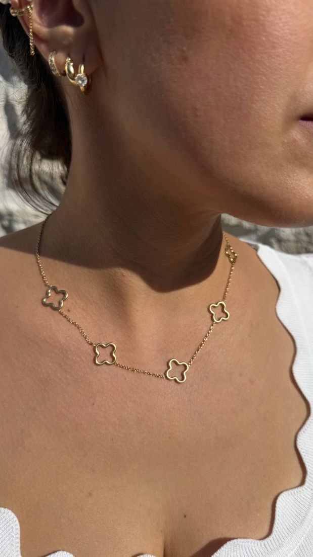 Collier Multi-Trèfles Ajourés Doré 3 Collier multi-trèfles doré en acier inoxydable porté