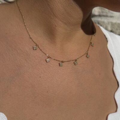 Collier trèfles strass blancs doré à pampilles porté au cou