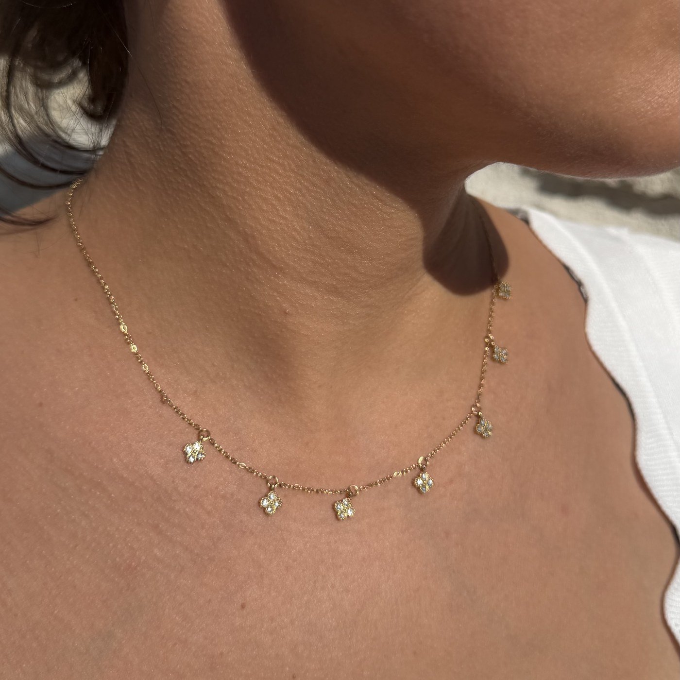 Collier Trèfles Strass Blancs à Pampilles Doré 3 Collier trèfles strass blancs porté avec des créoles dorées