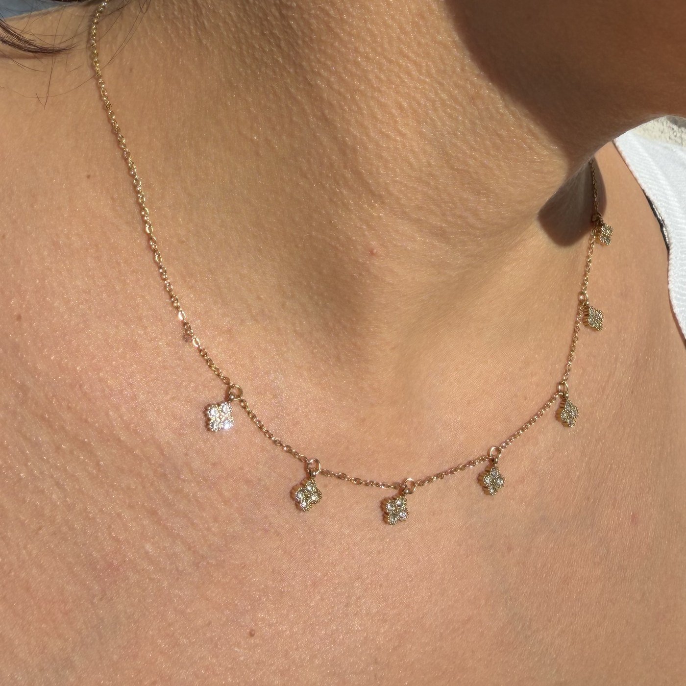 Collier Trèfles Strass Blancs à Pampilles Doré 4 Collier à pampilles trèfles strass blancs, vue de profil