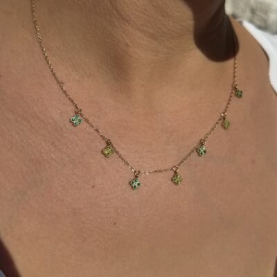 Collier trèfles verts doré à pampilles porté au cou