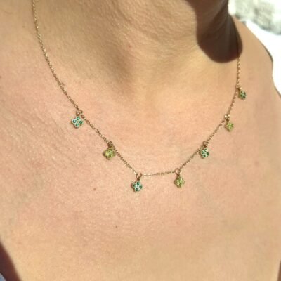 Collier trèfles verts doré à pampilles porté au cou