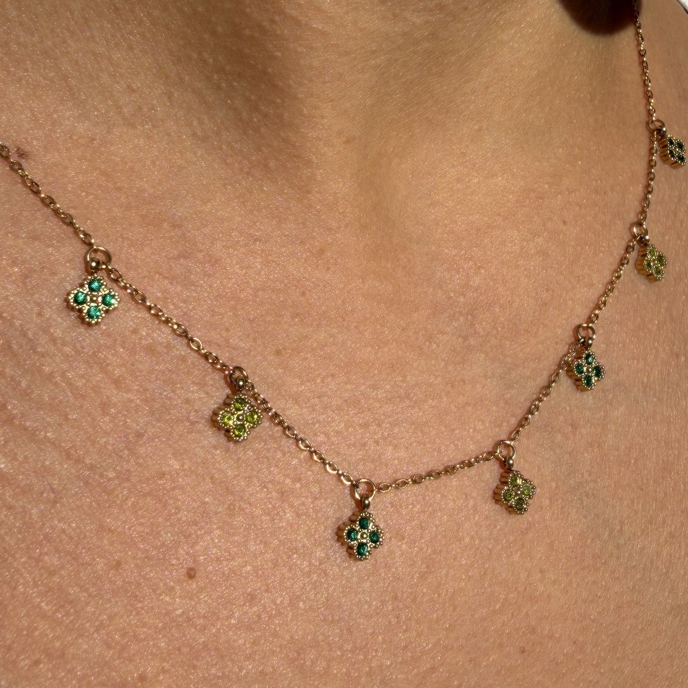 Collier Trèfles Verts à Pampilles Doré 2 Gros plan des pampilles trèfles sertis de strass verts