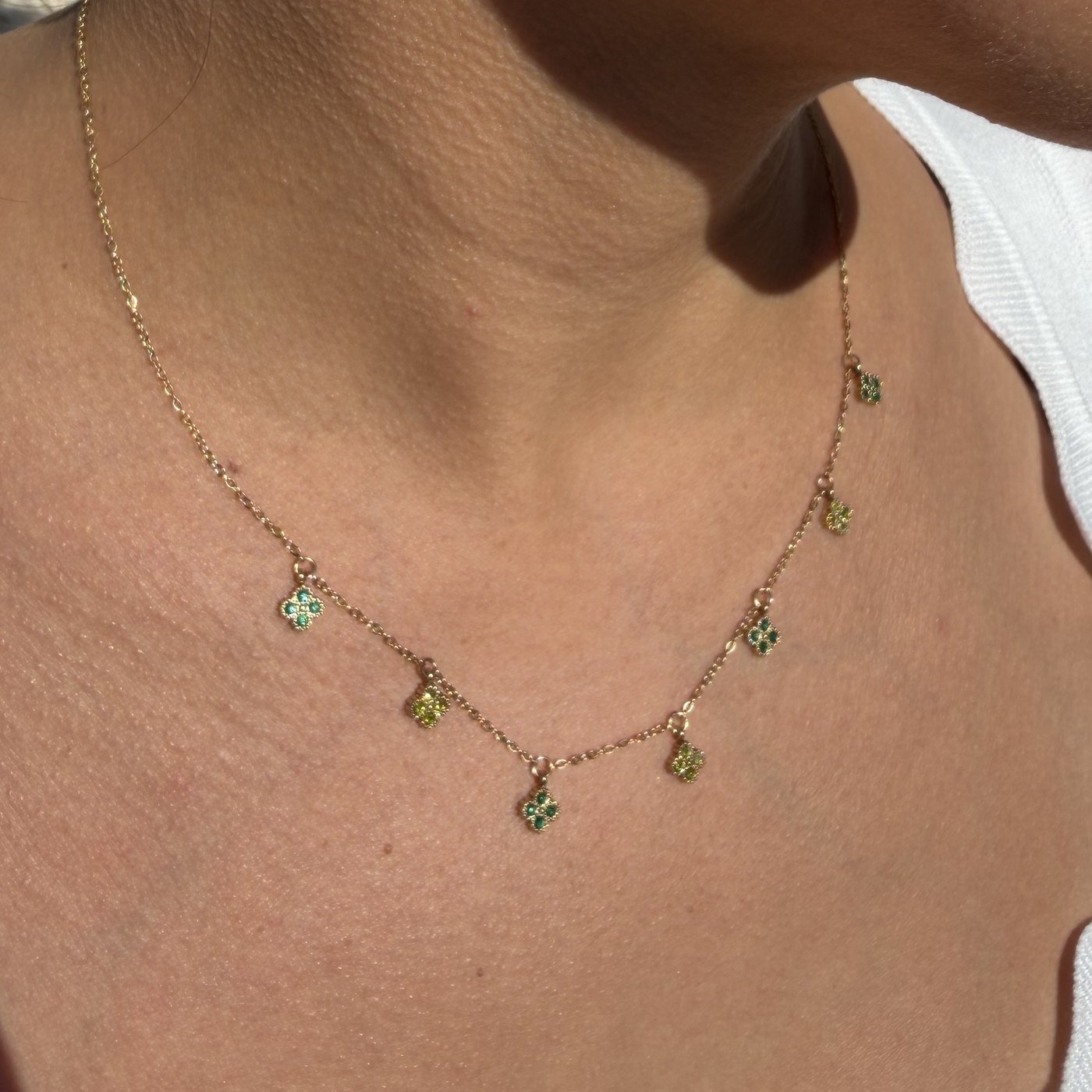 Collier Trèfles Verts à Pampilles Doré 3 Collier trèfles verts porté avec des créoles dorées