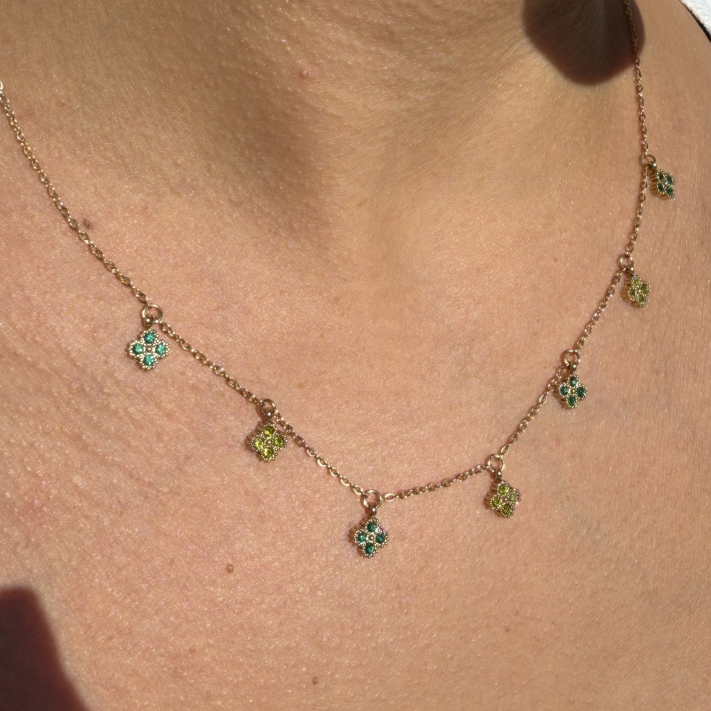 Collier Trèfles Verts à Pampilles Doré 5 Collier trèfles verts doré porté sur le décolleté