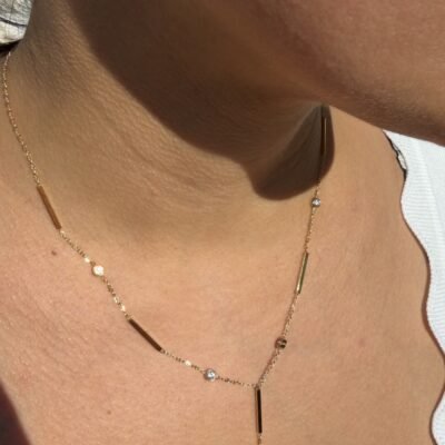 Collier en Y barrettes et strass doré Collier en Y barrettes et strass doré, vue de profil