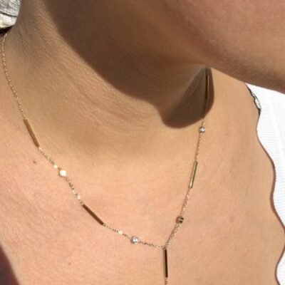 Collier en Y barrettes et strass doré, vue de profil