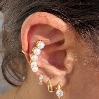 Ear cuff barrette perles dorée porté avec trois petites créoles dorées