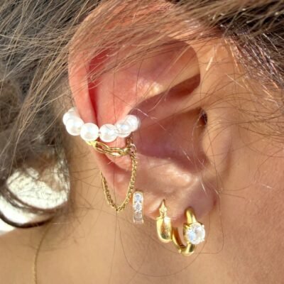 Ear cuff perles et chaîne dorée porté sur le haut de l'oreille avec des créoles
