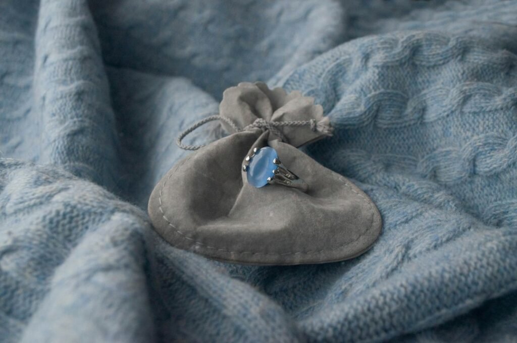 Comment porter une broche sur une veste ou un pull 3 floral brooch on sweater