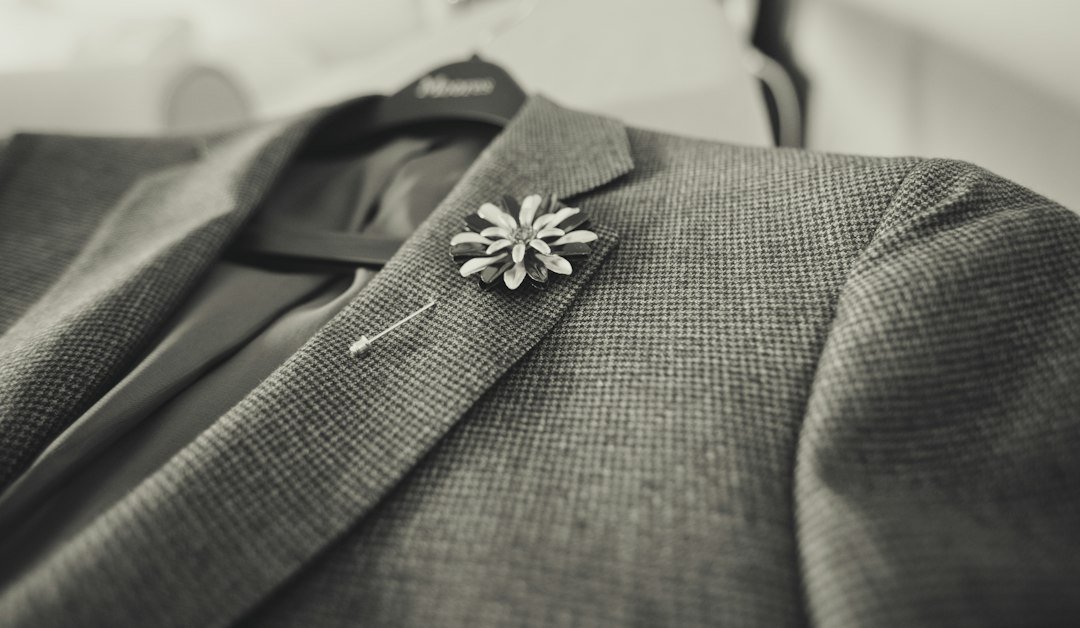 Comment porter une broche sur une veste ou un pull 1 brooch on blazer jacket